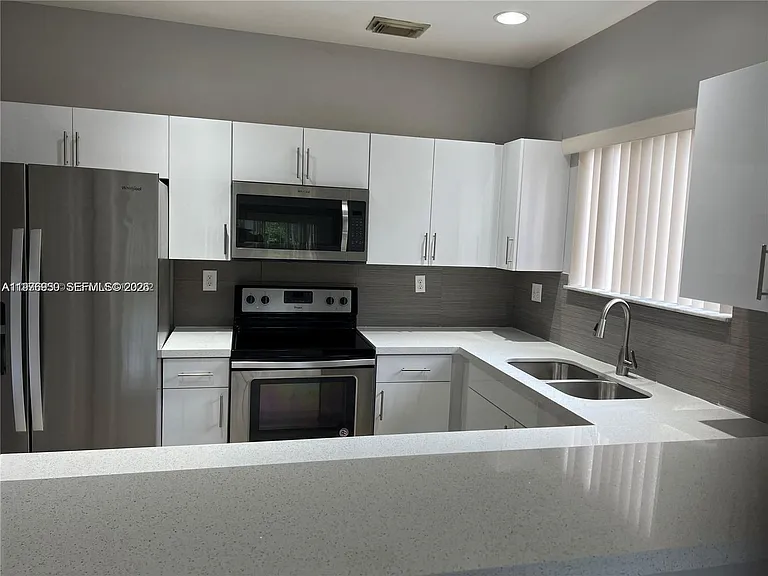 3389 NE 4th St — Photo 2