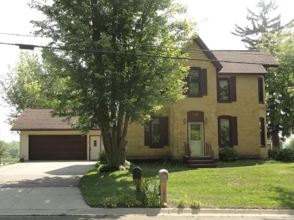 621 Silver Lake Dr, Portage, WI 53901