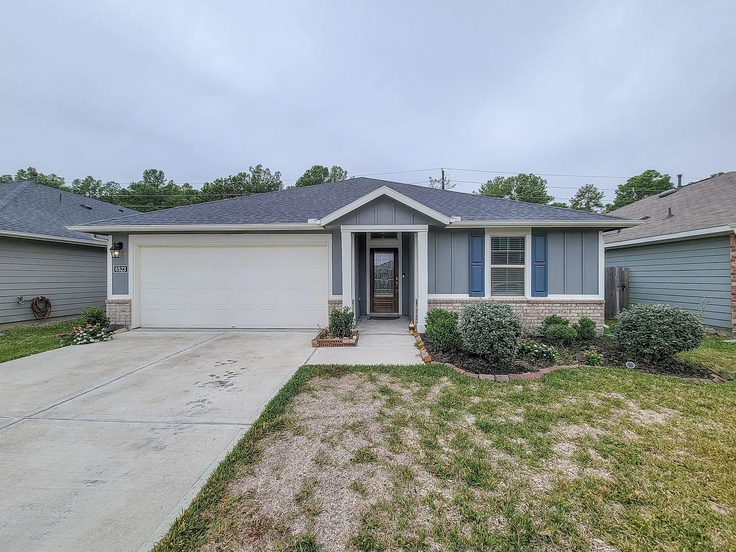 Beautiful 3 Bedroom 2 Bath Home With No Backyard Neighbors. Tall Trees As You Look From The Cover... — Photo 2