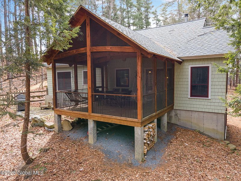 4th image of 689 Rhinebeck Road