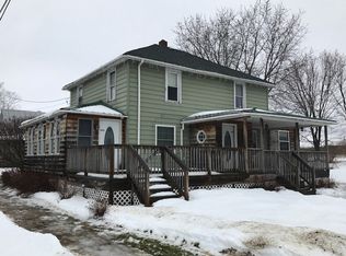 25 Moore St, Champlain, NY 12919