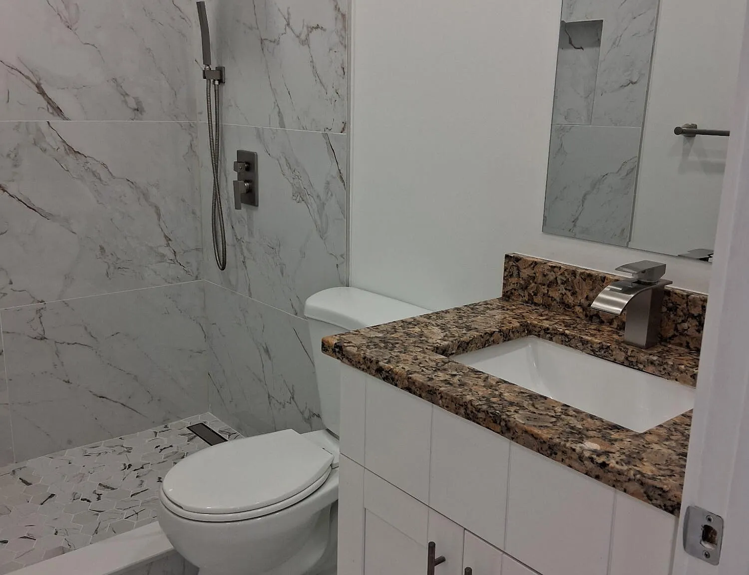 2 bed, 1.5 bath, 880 sqft, $2,100 — Photo 2