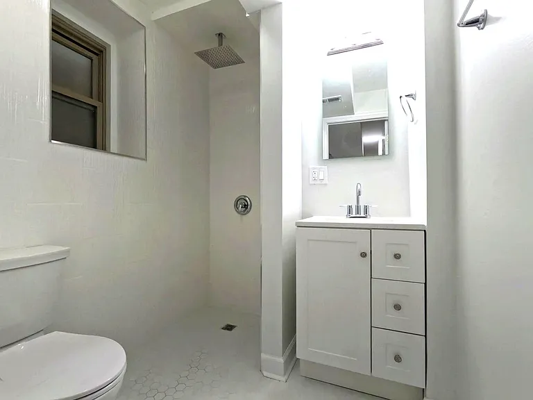 808-810 W Cuyler Ave #1 — Photo 2