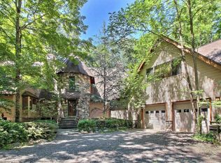 131 Ski Haven Dr, Cresco, PA 18326