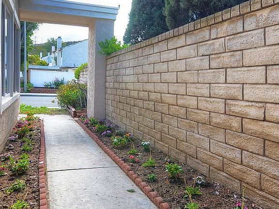 Entrance to Linda Joyce Drive.