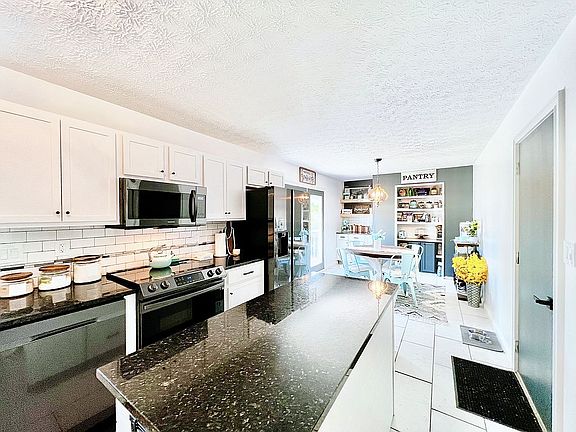 5th image of 813 Caroway Blvd