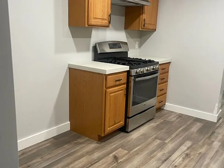 555 N Broadway — Photo 13