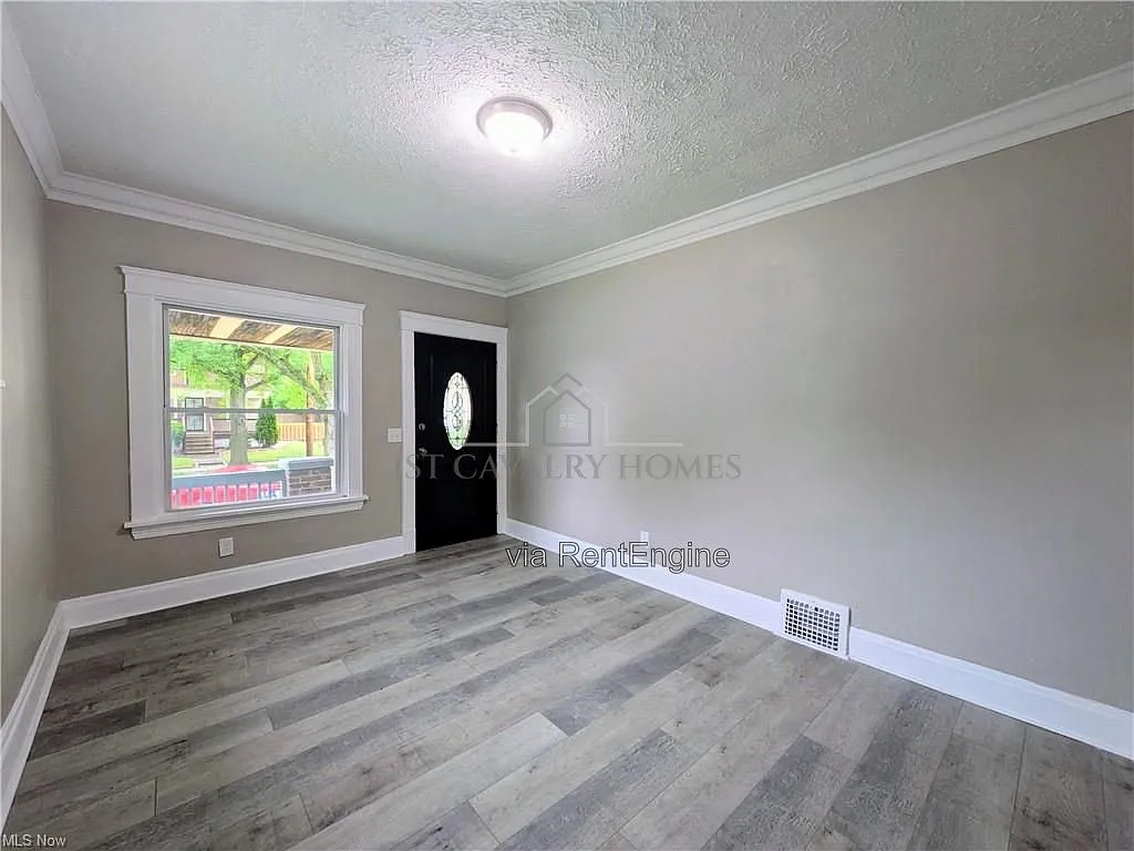 2 bed, 1.0 bath, 748 sqft, $975 — Photo 2
