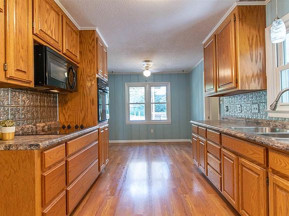 3rd image of 9 Cloverdale Blvd