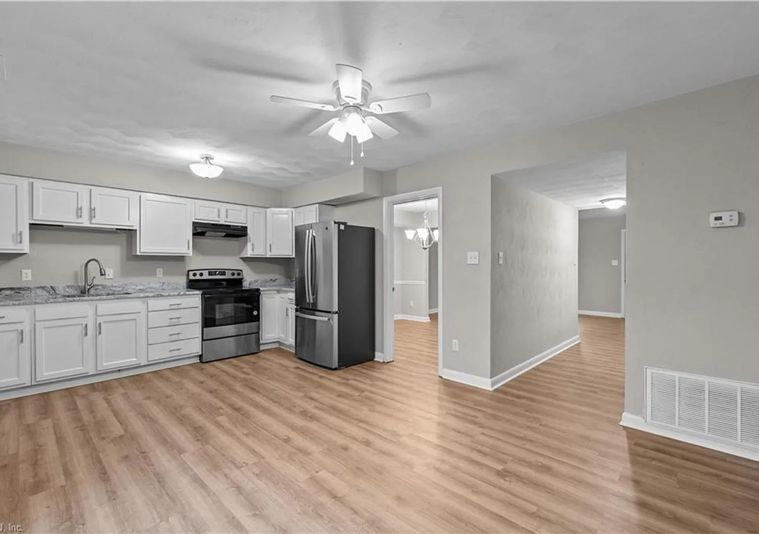 Updated Townhome in Virginia Beach — Photo 1