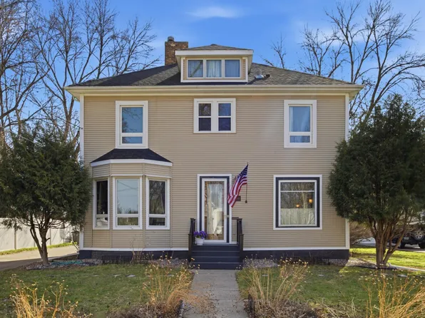 610 9th St S, Moorhead, MN 56560