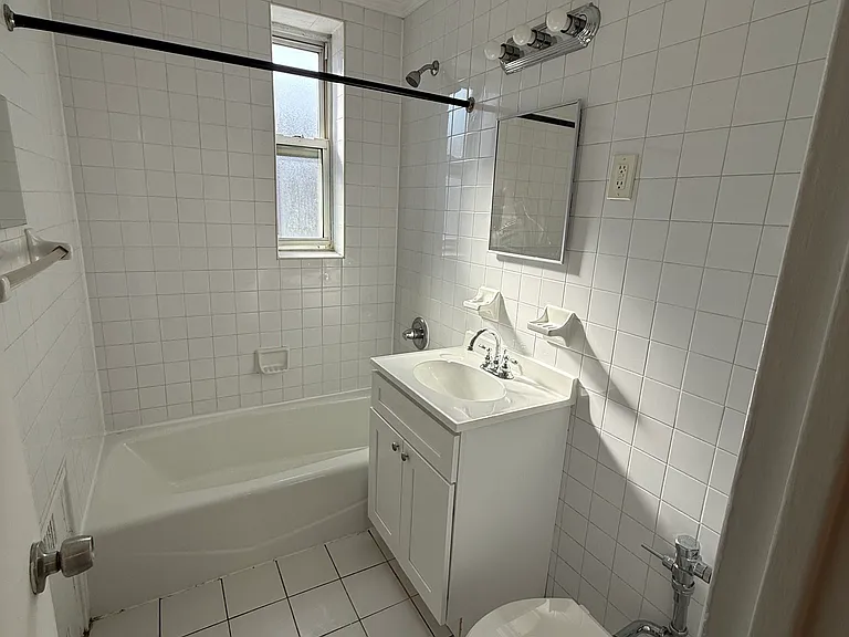 610 Victory Blvd #6 — Photo 4