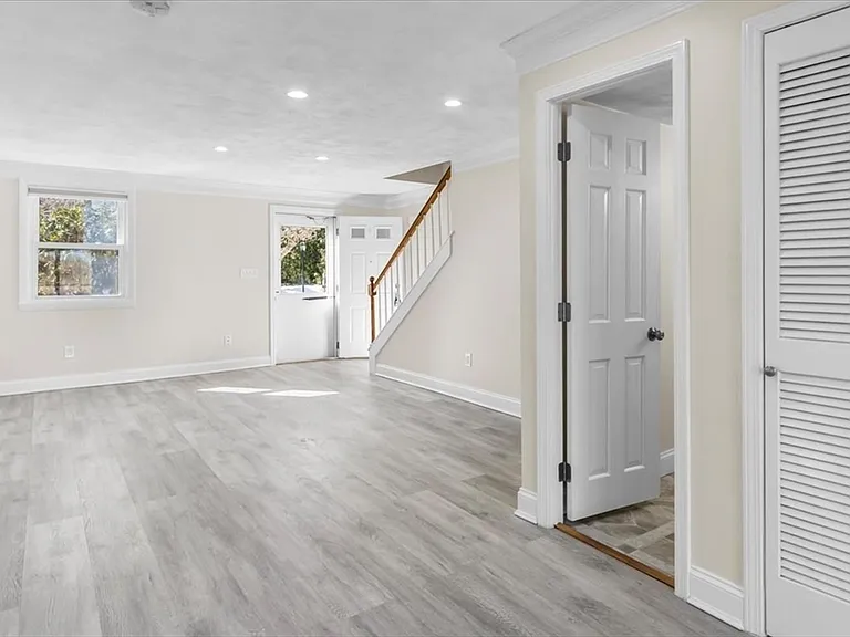 8 Captain Cook Ln #U — Photo 4