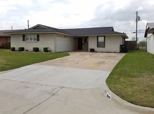 869 SW 8th St, Moore, OK 73160