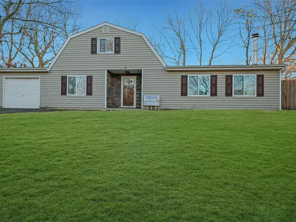 6 Spurwoods ln, Farmingville, NY 11738