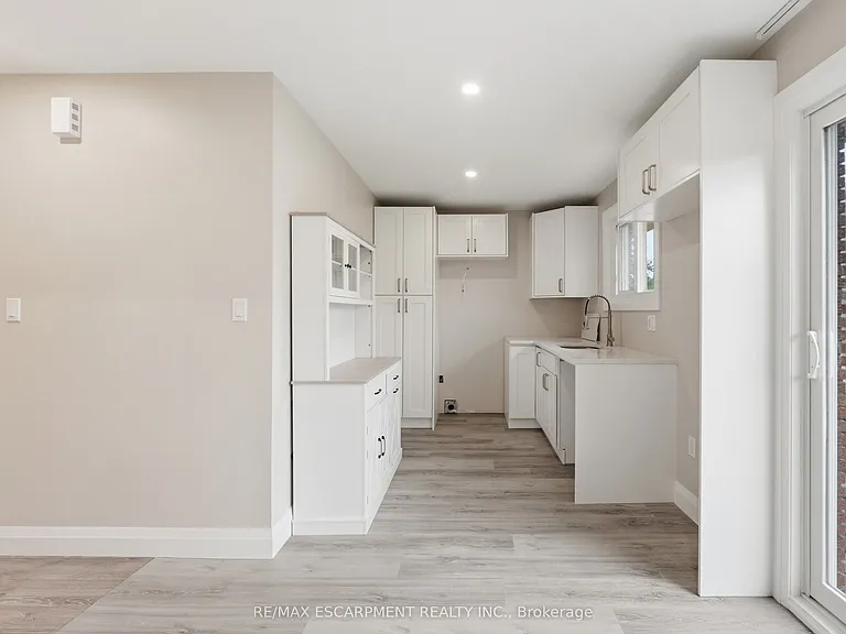 891 Centre Rd — Photo 12