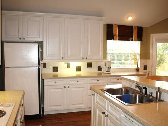 Kitchen, Open to Liv Rm