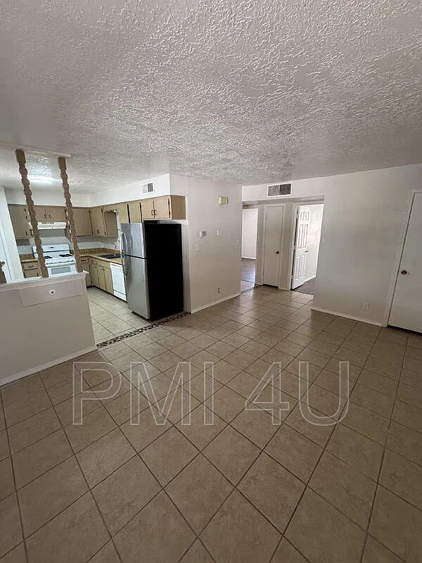 2 bed, 1.0 bath, $1,100 — Photo 2