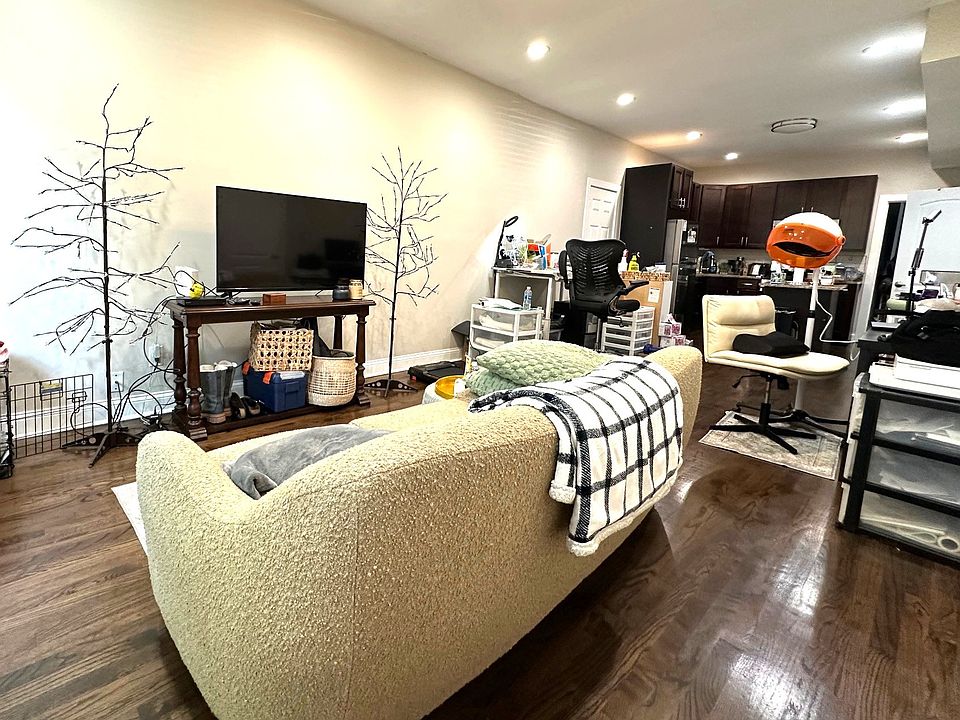 1st image of 2031 W Moffat St #1