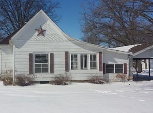 119 N Locust St, Saint Elmo, IL 62458