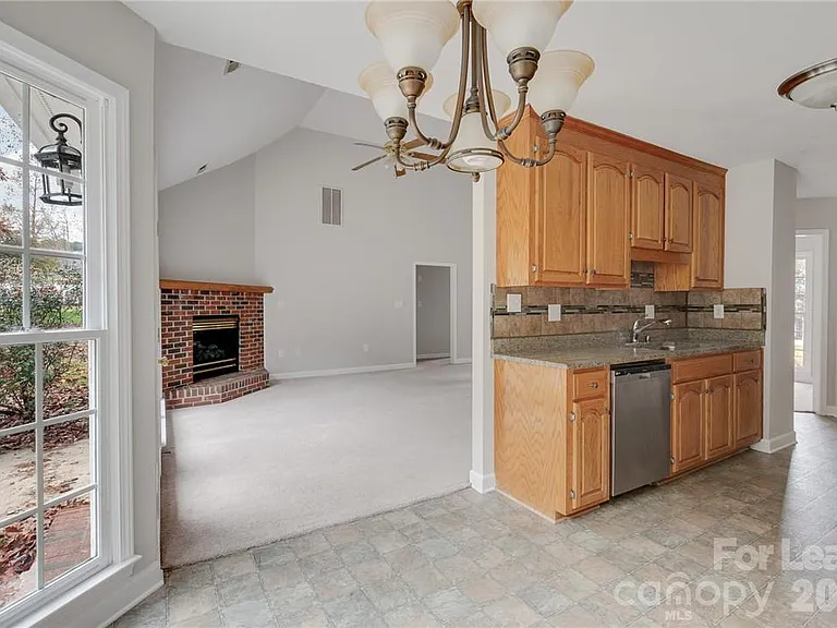 136 Trollingwood Ln — Photo 16