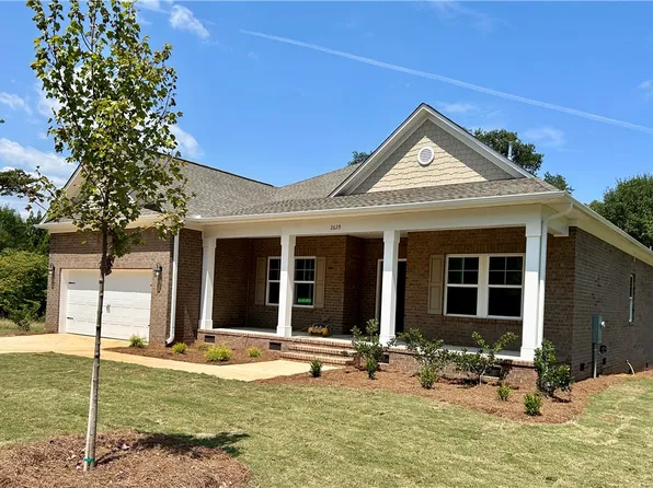 2629 Dog Leg Ln, Seneca, SC 29678