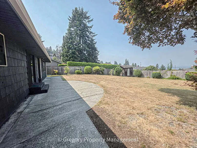 1715 Holbrook Ave — Photo 21