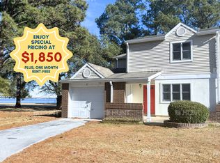 8 Hoover Rd, Havelock, NC 28532