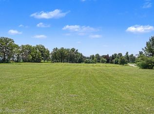 27000 Stancrest Dr, South Lyon, MI 48178
