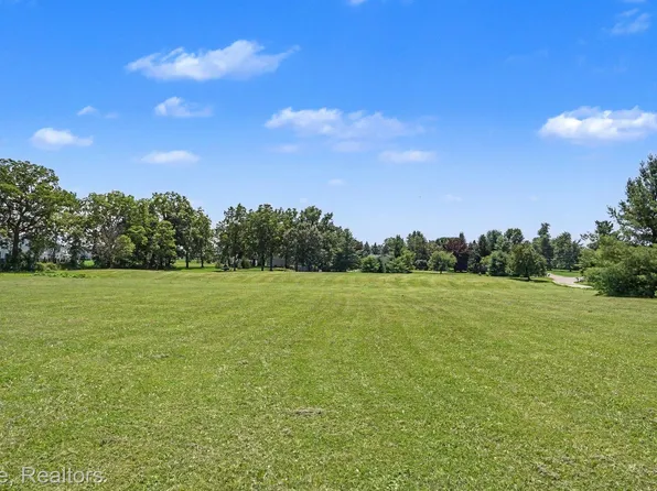 27000 Stancrest Dr, South Lyon, MI 48178