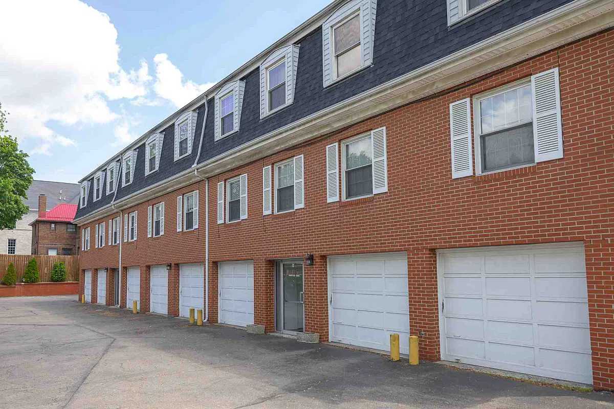 910 W Riverside Ave — Photo 1