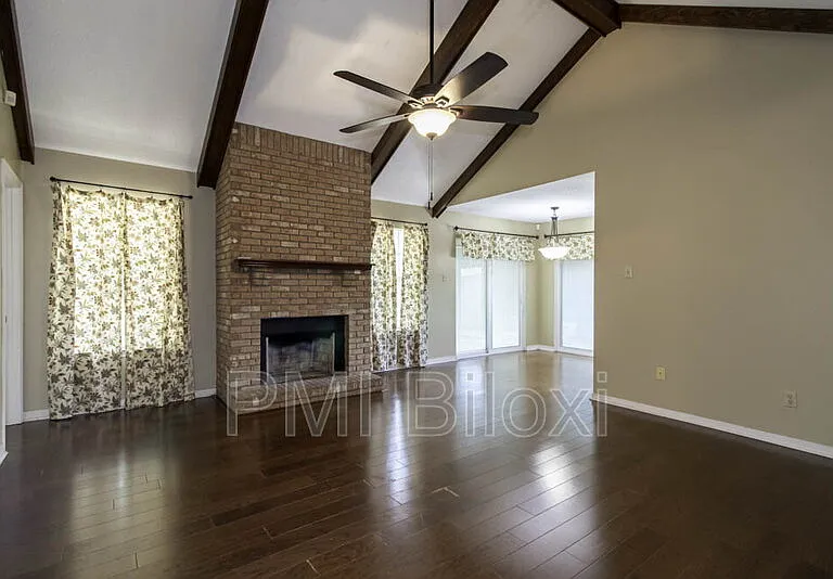 776 Whitney Dr — Photo 3