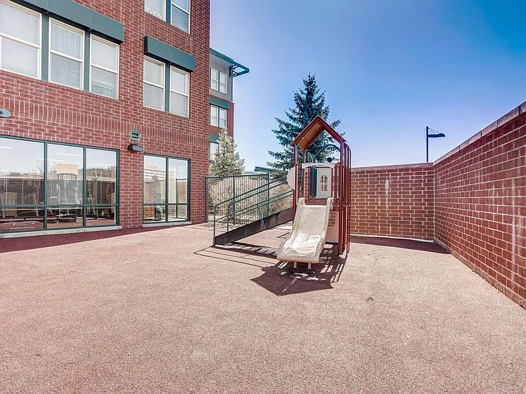 Lincoln Pointe Lofts- Income Restricted — Photo 16