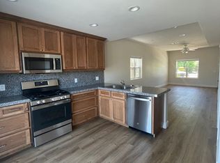 2 bed, 2.5 bathroom Townhouse, Hollister, CA 95023