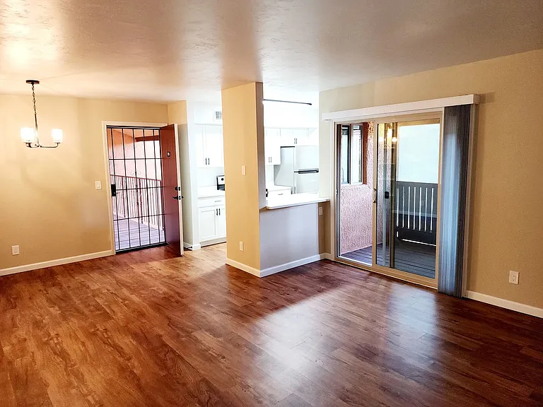 Broadway Proper Apartment ** One Month Free**W/D Included — Photo 23