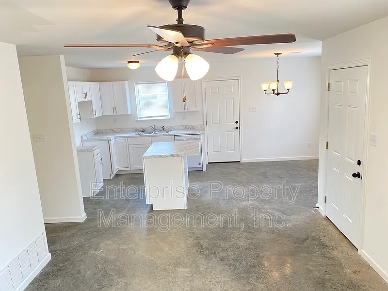 4 bed, 2.0 bath, 1255 sqft, $1,295 — Photo 3