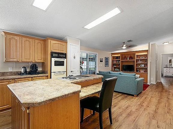 3rd image of 850 Bishop Dr