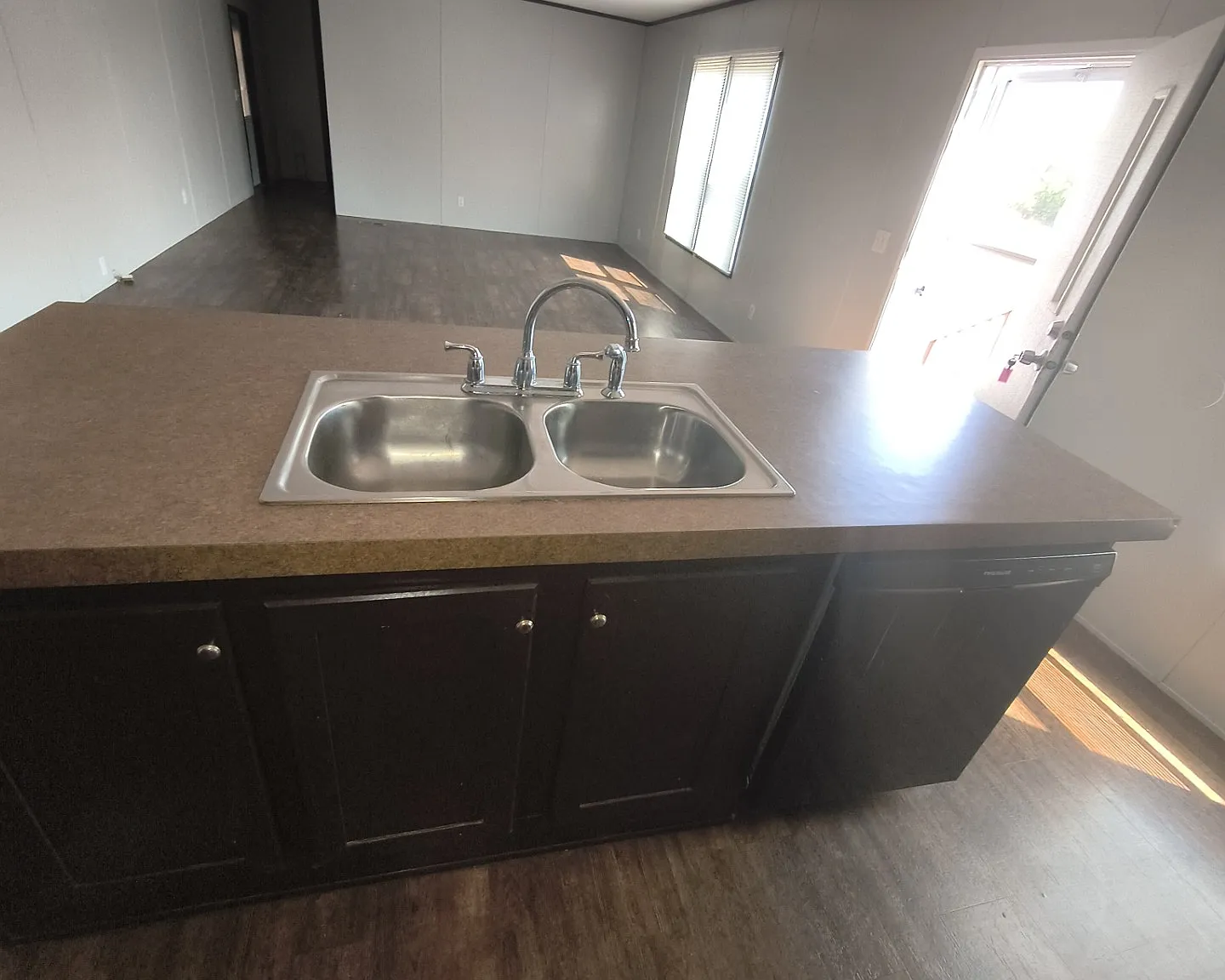 3 bed, 1140 sqft, $999 — Photo 2