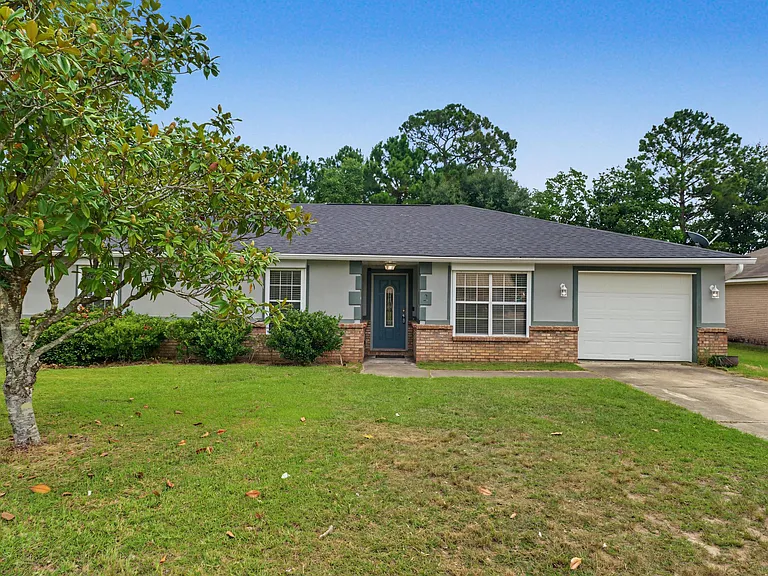 2 Fleetwood Dr — Photo 1
