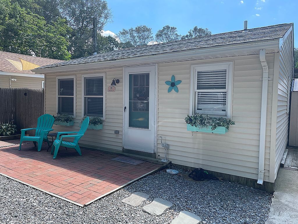 31 Hillcrest Dr, Calverton, NY 11933 | Zillow