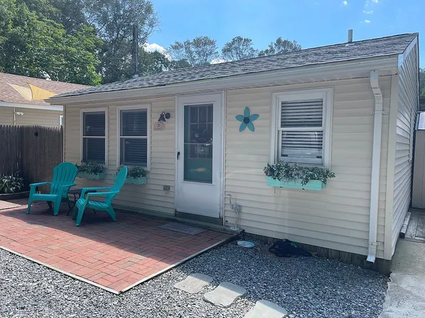 31 Hillcrest Dr, Calverton, NY 11933