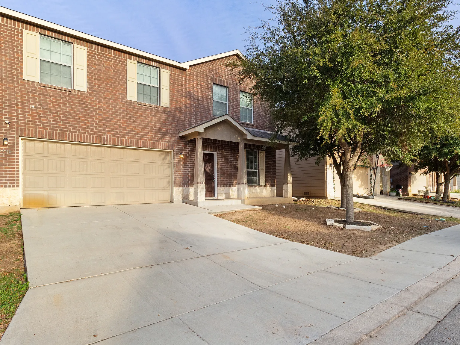 5 bed, 2580 sqft, $2,350 — Photo 2
