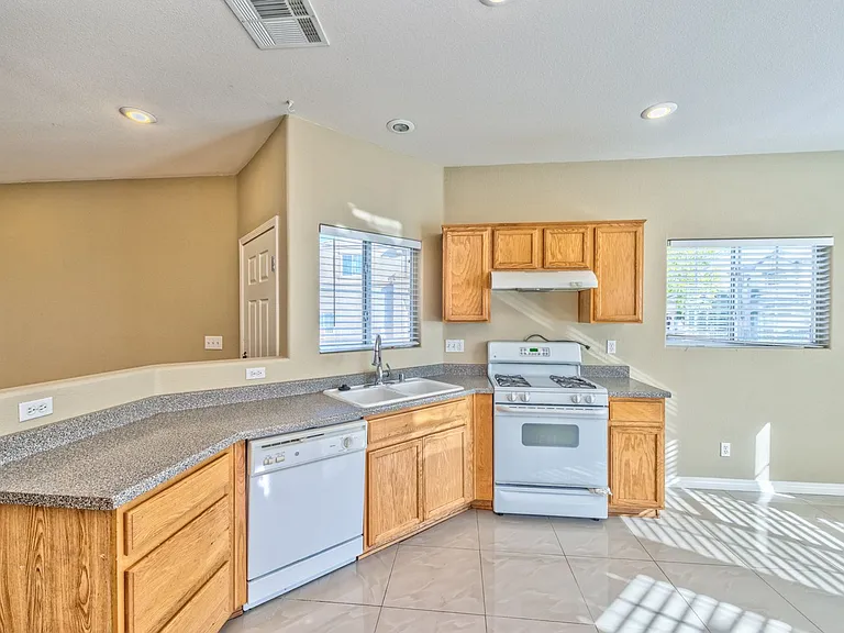9926 Star Lake Ave — Photo 3