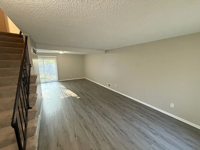 403 Hawthorne Court — Photo 5