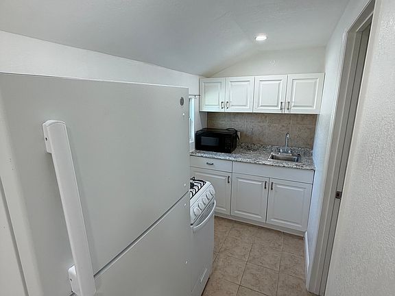3rd image of 915 Sunwood Ln