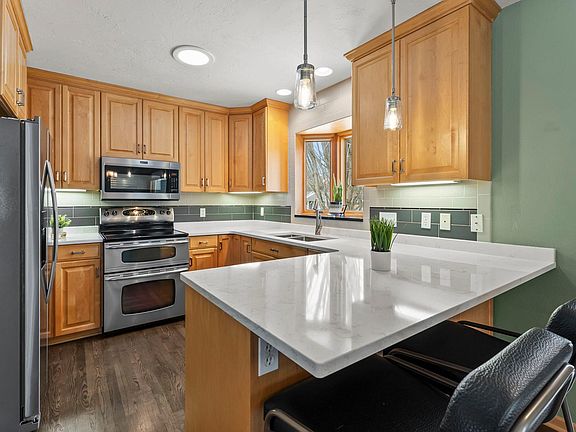 5th image of 2201 16th Ave SW