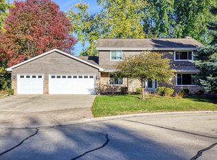 1210 Glenayre Dr, Neenah, WI 54956