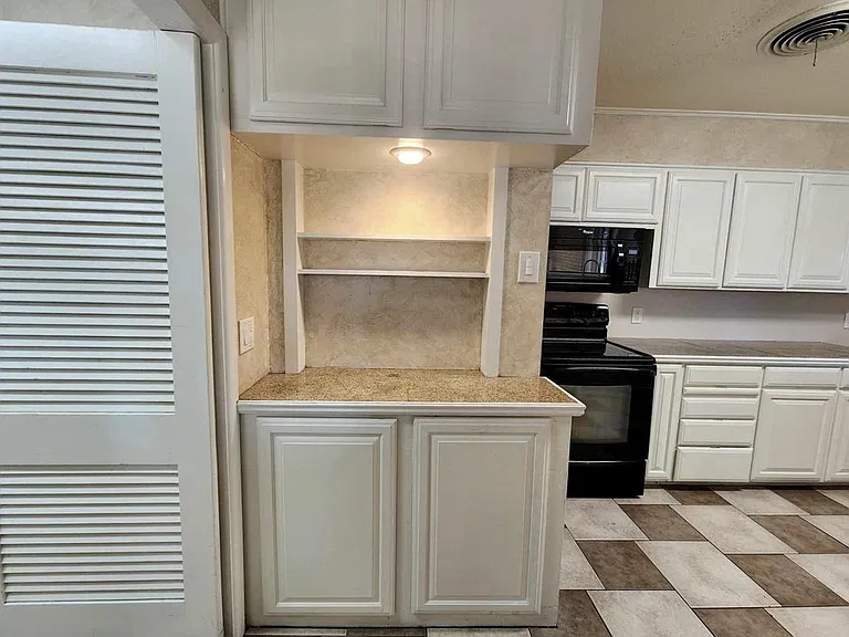 2905 Byron Ave — Photo 3