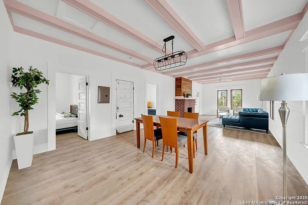 115 W Highland Blvd — Photo 2