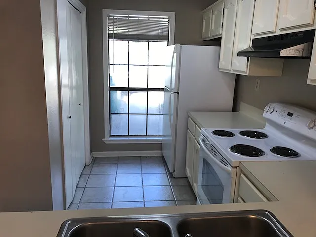 107 S Saint Jean St — Photo 3